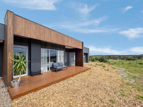 Burnside House | Unwind at Cusmano Retreat - Contemporary Rural Homestay