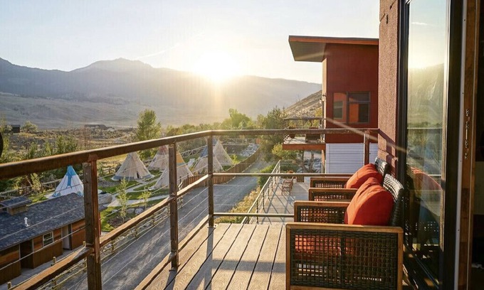 Gardiner House | Unforgettable 4 Bedroom Suite at Yellowstone with Pools