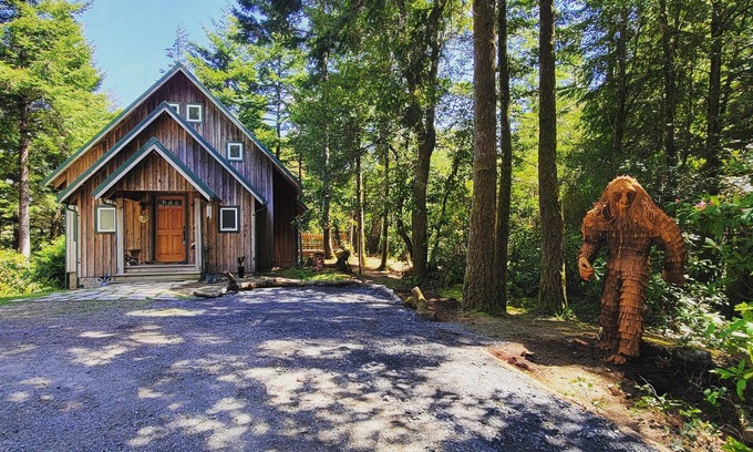 Port Orford Cabin | Pet-Friendly A Frame Cabin with Firepit & Beach Access