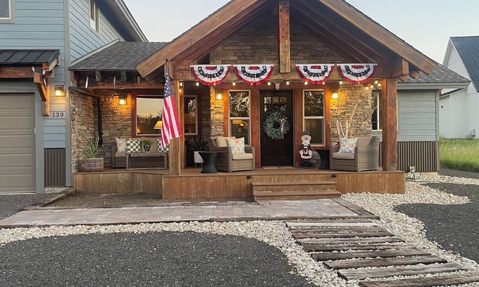 Fir Grove Estates House | Idyllic Cabin with Ocean Views and Hot Tub in Donnelly
