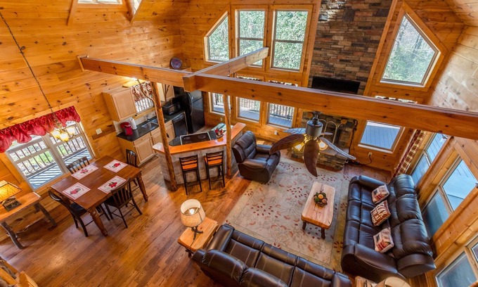 Helen Cabin | Experience a Cozy Cabin Retreat with Hot Tub & Sauna