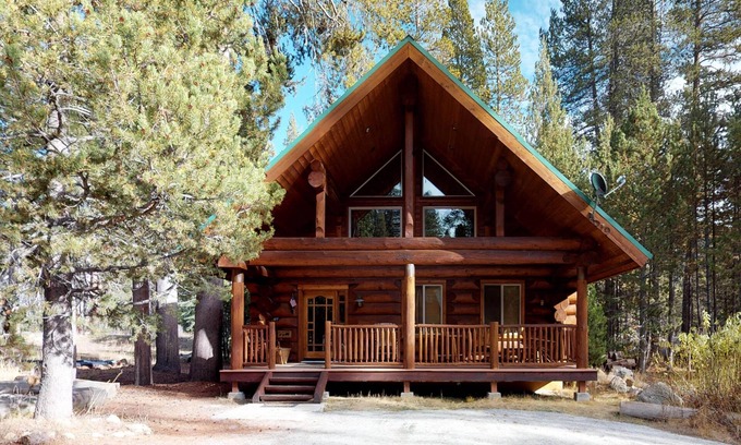 Lakeshore Cabin | Beautiful Log Cabin with Deck Steps from Huntington Lake