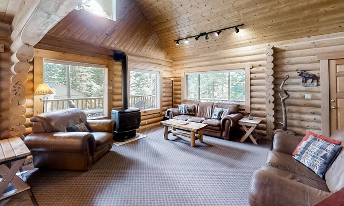Enterprise House | Cozy Log Home with Deck, Spa & Free WiFi - Guest Rated 9.6