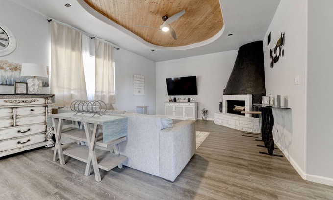 Bell County House | Inviting Tuscan Retreat Near Dana Peak Park for 12 Guests