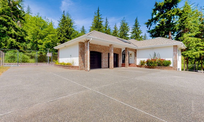 Oak Harbor House | Exclusive Pet-Friendly Retreat with Lakefront Views & Tennis