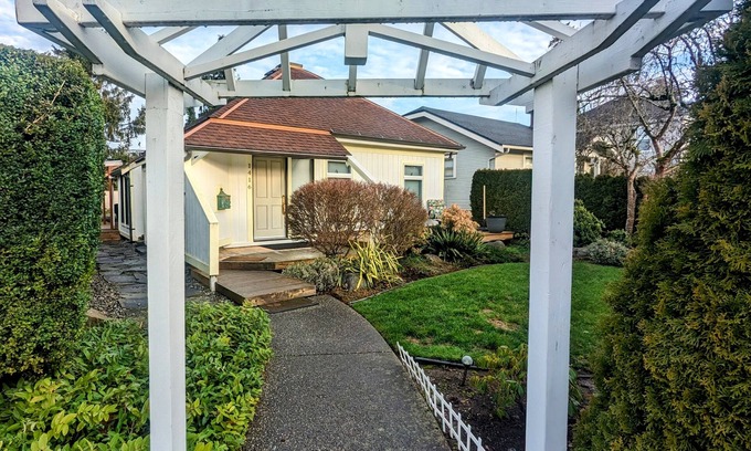 Columbia House | Ideal Home Steps from Dining, Parks & Pet Friendly