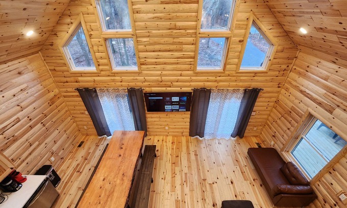 Albrightsville Cabin | Inviting Log Cabin with Game Room & Hot Tub – Rated 9.6/10