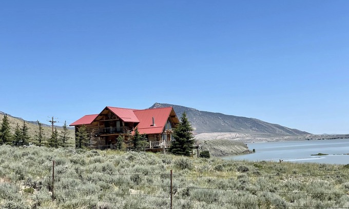 Cody House | Inviting Log Cabin with Scenic Views of Buffalo Bill Reservoir
