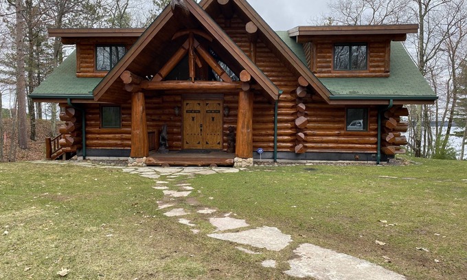 Hayward House | Experience Serenity at Custom Log Home on Grindstone Lake
