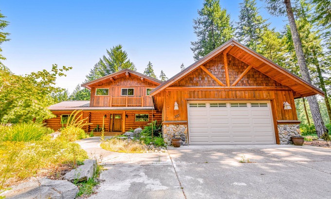 Union Cabin | Inviting Log Home Overlooking Alderbrook Golf Course
