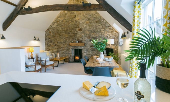 Beaumaris Cottage | Perfect Mews Near Pub with Kitchen & Pet-Friendly Amenities