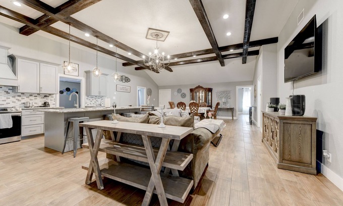 Killeen House | Rustic Retreat: 7 Bedrooms, Pet-Friendly & Family-Oriented