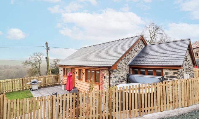 Oswestry Cottage | Experience CUT MOCH at Plas Moelfre Hall Barns, 10/10 Rated