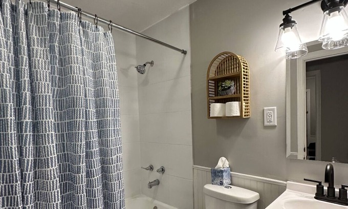 Dahlman Apartment | Cute 1 Bedroom Apartment, Close to Downtown!