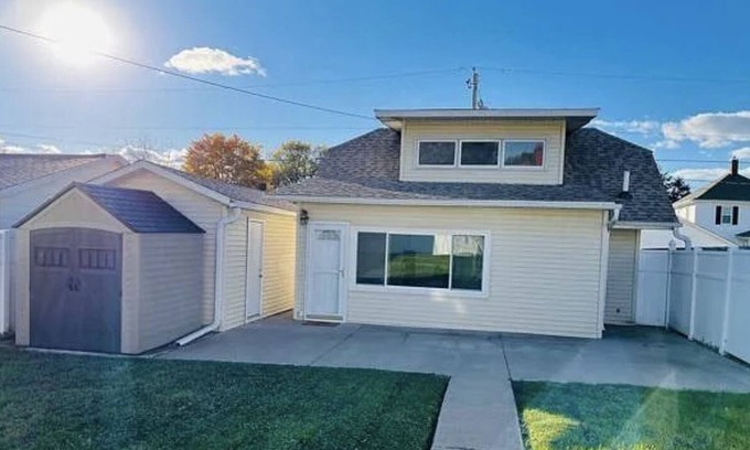 Moline House | Inviting 2-Bedroom Retreat for Your Perfect Getaway