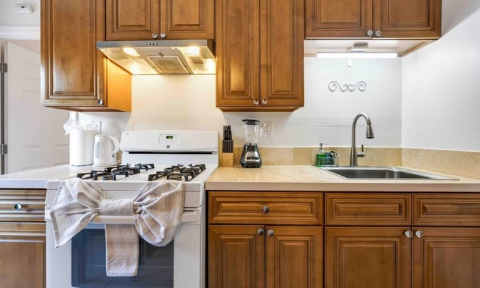 Riverside Apartment | Charming 3 BR Condo with Pool Access Near UC Riverside