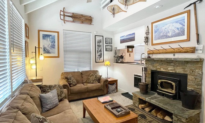 Mammoth Lakes Condo | Charming Studio Loft with Spa and Pet-Friendly Amenities
