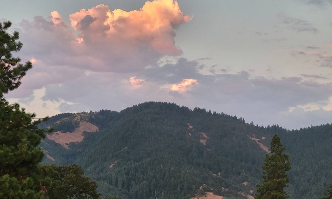 White Salmon House | Cozy Newly Built House with Breakfast in Private Community