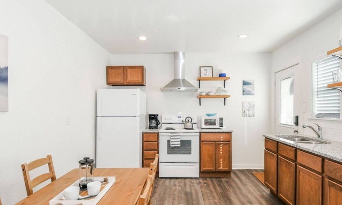 Austin Ave. Apartment | Charming Waco Studio with Breakfast and Child-Friendly Perks