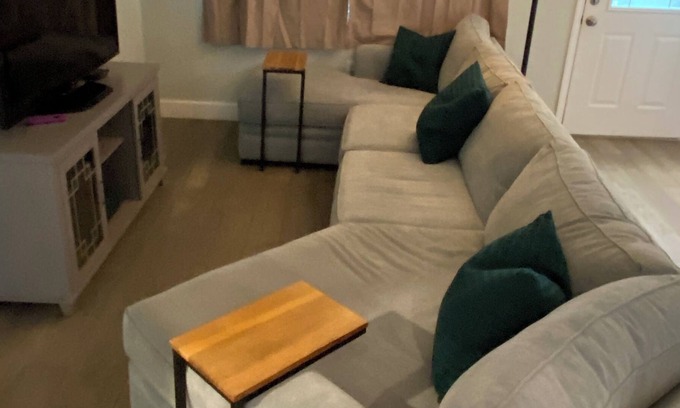 Fruitville House | Cute and stylish 3bdrm 2 bath home ,15-18 minutes to the beach.