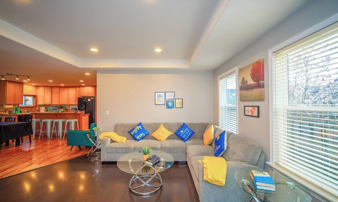 Albany House | Charming Artsy Getaway with Pool Near OSU and Parks