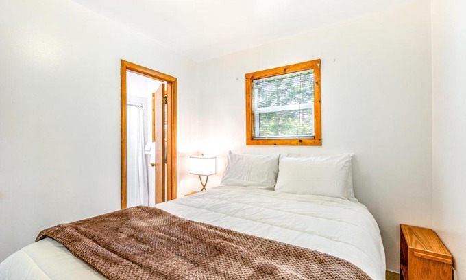 Nahcotta Hotel | Cozy Cottage Room 7: Family and Pet-Friendly Retreat