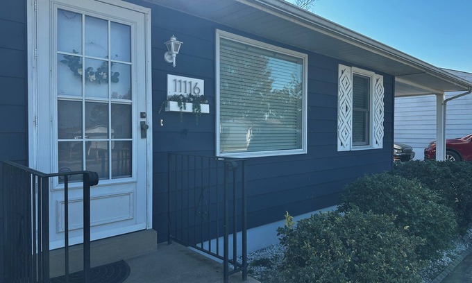 Sappington House | Cute Blue House -2 bdrm house. Private backyard. 20 min or less from anywhere