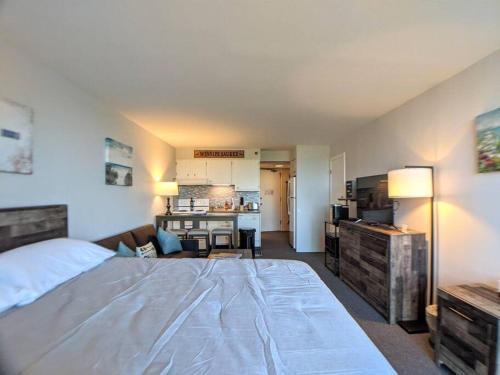 Weirs Beach Apartment | Charming Cedar Lodge Studio with Balcony & Lake Views