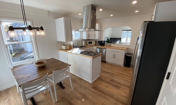 Cedar Falls House | Charming Central Home - Guest Rated 10/10 & Pet Friendly!