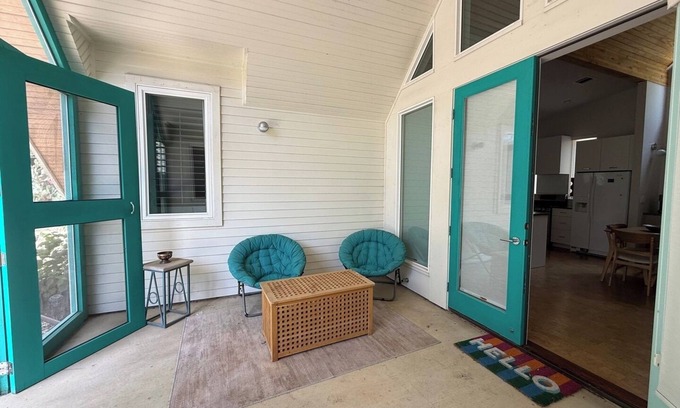 Cherrywood House | Cute Cherrywood Stay. Walkable Fun in East Austin