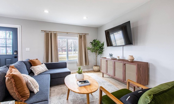 Melvindale House | Chic Melvindale Cottage: Family-Friendly & Top Rated 10/10