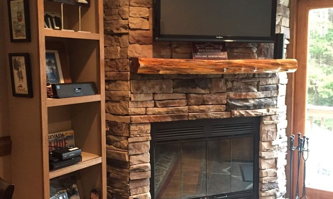 Snowshoe House | Delightful Ski-Out Condo with Spa & Child-Friendly Amenities