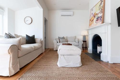 Launceston CBD House | Cozy Cottage with Parking: Perfect for Family Getaways!