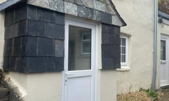 Egloshayle Cottage | Delightful Cornish Cottage with Ocean View & Pet-Friendly Amenities