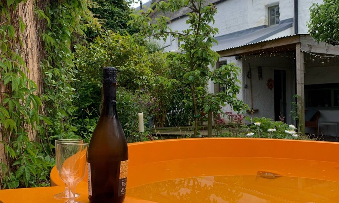 Dunning Cottage | Charming Cottage with Retro Dutch Tub & Pet-Friendly Perks