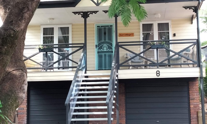 Chelmer House | Family-Friendly Cottage with Ocean View and Spa Amenities
