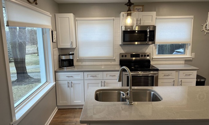 Brooklyn House | Cozy Cottage in Irish Hills - Sports Lake Access & Ocean View