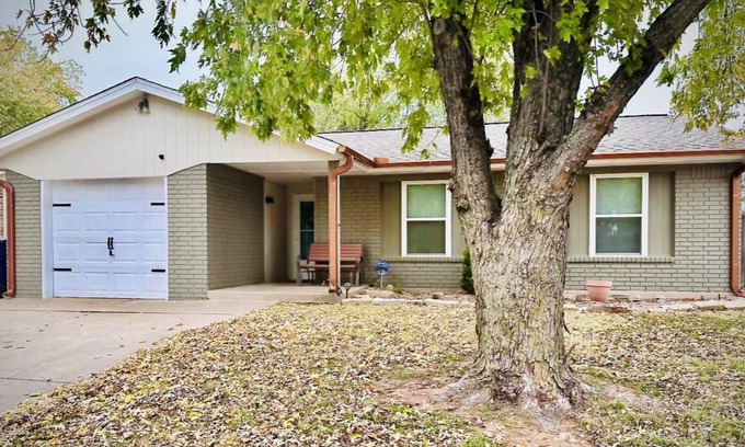 Yukon House | Cozy Cottage Near I40 with Pet-Friendly Amenities
