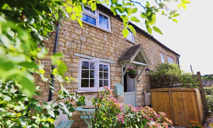 South Leigh Cottage | Cute cottage near a gorgeous village pub and a stones throw from many sights