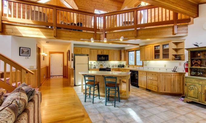Downtown Cannon Beach House | Cozy Cottage Near Beach with Free WiFi & Pet-Friendly Stay