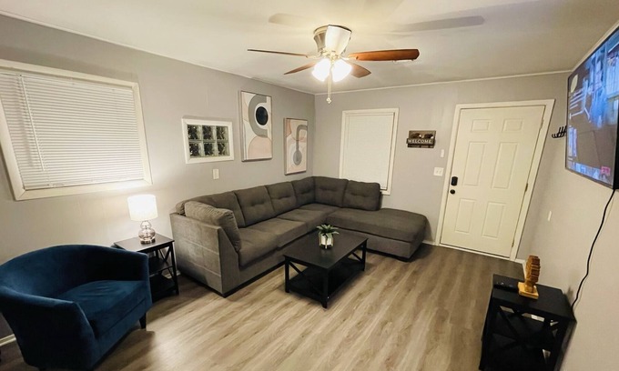 Independence Apartment | Cute & Cozy 2- Large TV, Large Couch, Comfy Beds