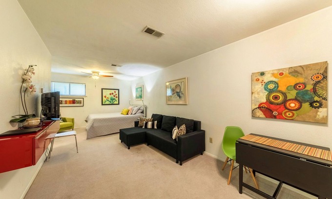 Hyde Park Condo | Stylish Studio Near UT & Downtown with Family-Friendly Amenities