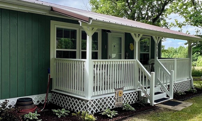 Pikeville Cottage | Cozy Retreat with Hot Tub Near FCF State Park - Pet Friendly