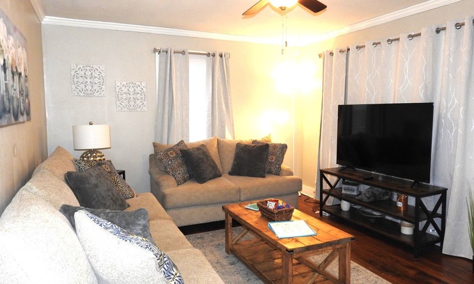 Clarksville House | Cozy Cottage Retreat near Downtown APSU - 9.4/10 Rated!