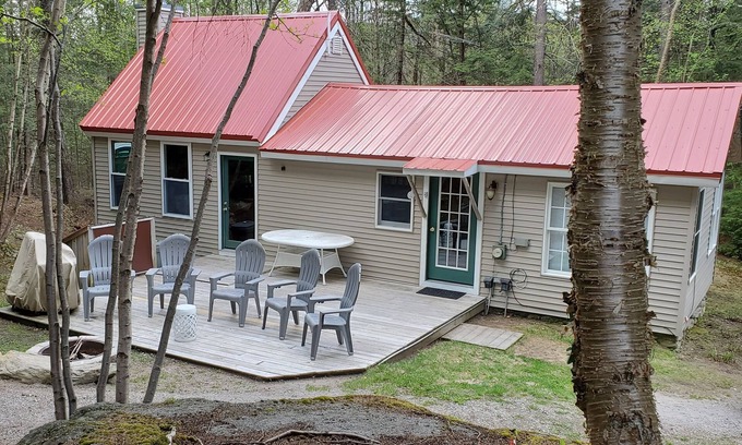 Groton Cottage | Cozy Cottage with Ocean View near Trails and Restaurants