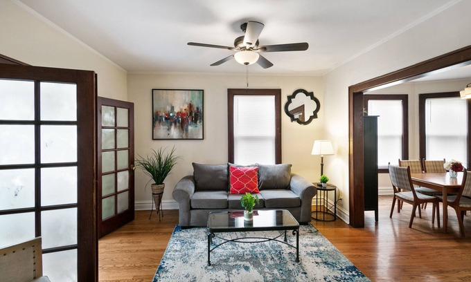 Waukegan House | Cozy Retreat for Memorable Family Gatherings