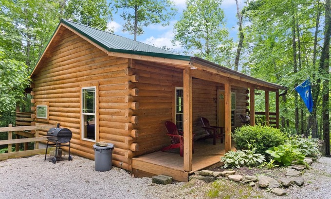 Rogers Cabin | Cozy Log Cabin with Unique Rooster Furnishings & Pool