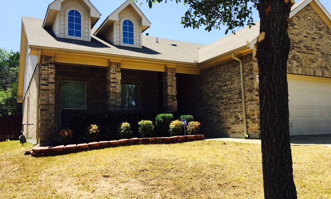 Duncanville House | Tranquil 3 Bedroom Home with Spa & Breakfast in Nature