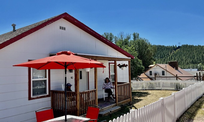 Custer Cottage | Charming Custer Cottage: Walk to Dining and Shopping