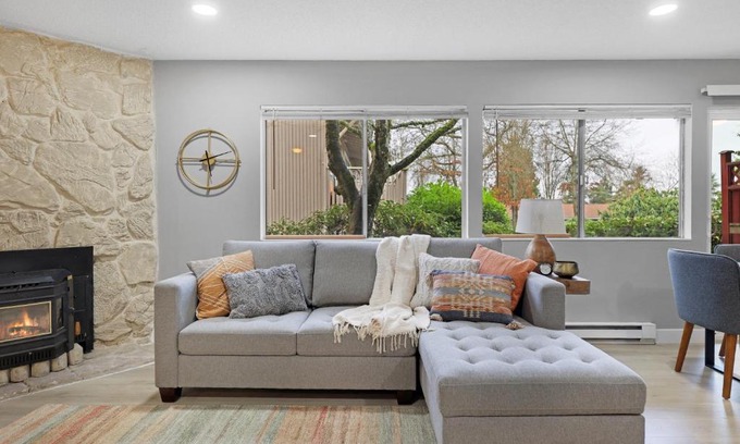 Kent Apartment | Charming Remodeled Condo with Pool for Family Getaways